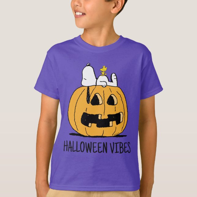 Erdnüsse | Snoopy und Jack-O-Lantern aus Holz T-Shirt (Vorderseite)