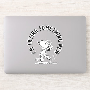 Erdnüsse   Snoopy versucht etwas Neues Aufkleber