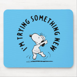 Erdnüsse   Snoopy versucht etwas Neues Mousepad