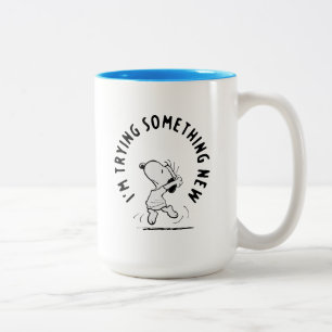 Erdnüsse Snoopy versucht etwas Neues Zweifarbige Tasse