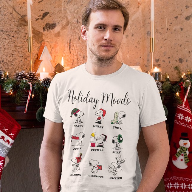 Erdnüsse | Snoopy Weihnachtsfeiertage Moods Tri-Blend Shirt (Person wearing t-shirt)