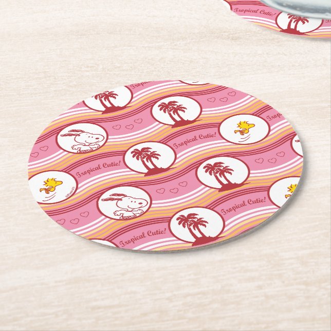 Erdnüsse | Tropische Süsse aus Snoopy und Holz Runder Pappuntersetzer (Angewinkelt)