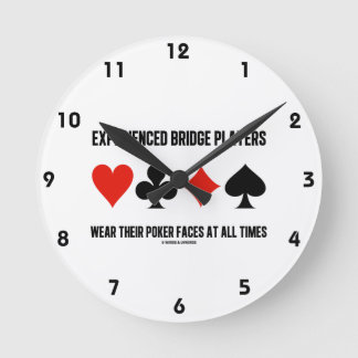 Erfahrene Bridge-Spieler tragen ihre Poker-Gesicht Runde Wanduhr