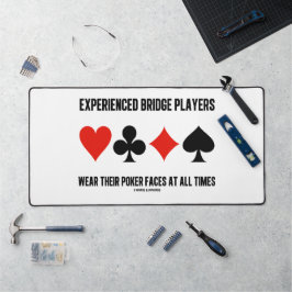 Erfahrene Bridge-Spieler tragen ihre Poker-Gesicht Schreibtischunterlage