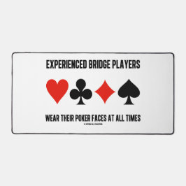 Erfahrene Bridge-Spieler tragen ihre Poker-Gesicht Schreibtischunterlage