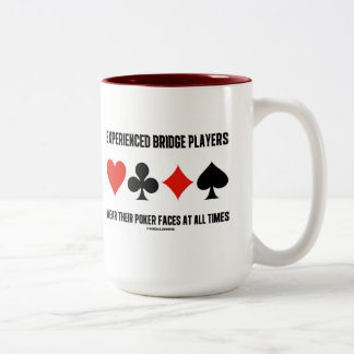 Erfahrene Bridge-Spieler tragen ihre Poker-Gesicht Zweifarbige Tasse