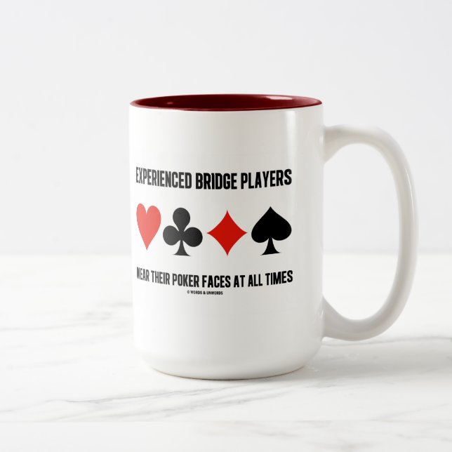 Erfahrene Bridge-Spieler tragen ihre Poker-Gesicht Zweifarbige Tasse (Rechts)