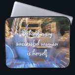 Erfolgreiches Woman Quote Script Gold Coach Foto Laptopschutzhülle<br><div class="desc">"Hinter jeder erfolgreichen Frau steht sich selbst." Wer braucht Prinz Charming? Machen Sie Ihre eigene "glücklich immer nach" und umarmen Sie "Mädchen Power", wenn Sie diese farbenfrohe Inspiration Zitat Fotografie neopren Laptop Ärmel. Dieser Ärmel ist in drei Größen erhältlich: 15", 13" und 10". Ein tolles Geschenk für jemanden, der etwas...</div>