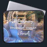Erfolgreiches Woman Quote Script Gold Coach Foto Laptopschutzhülle<br><div class="desc">"Hinter jeder erfolgreichen Frau steht sich selbst." Wer braucht Prinz Charming? Machen Sie Ihre eigene "glücklich immer nach" und umarmen Sie "Mädchen Power", wenn Sie diese farbenfrohe Inspiration Zitat Fotografie neopren Laptop Ärmel. Dieser Ärmel ist in drei Größen erhältlich: 15", 13" und 10". Ein tolles Geschenk für jemanden, der etwas...</div>