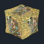 Erfüllung alias The Embrace von Gustav Klimt Kubus Sitzpuff<br><div class="desc">Erfüllung (The Embrace) (1909) von Gustav Klimt. Eine Vintage Viktorianische Ära Symbolische Kunst Liebe und Romantik Porträtmalerei mit einem jungen Paar Umarmung. Die Stoclet Frieze ist eine Serie von drei Mosaiken, die für den Speisesaal des Palais Stoclet in Brussells in Auftrag gegeben werden. Über den Künstler: Gustav Klimt (1862-1918) war...</div>