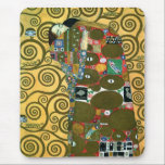 Erfüllung alias The Embrace von Gustav Klimt Mousepad<br><div class="desc">Erfüllung (The Embrace) (1909) von Gustav Klimt. Eine Vintage Viktorianische Ära Symbolische Kunst Liebe und Romantik Porträtmalerei mit einem jungen Paar Umarmung. Die Stoclet Frieze ist eine Serie von drei Mosaiken, die für den Speisesaal des Palais Stoclet in Brussells in Auftrag gegeben werden. Über den Künstler: Gustav Klimt (1862-1918) war...</div>