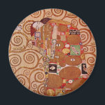 Erfüllung durch Gustav Klimt, Vintager Jugendstil Magnet<br><div class="desc">Fulfilment (auch: The Embrace) (1909) von Gustav Klimt ist ein Vintages Viktorianisches Era Symbolismus feine Kunst Liebe und Romantik Porträtmalerei mit einem jungen Ehepaar,  das kurz davor steht,  sich zu küssen. Über den Künstler: Gustav Klimt (1862-1918) war ein österreichischer Symbolik-Maler und einer der prominentesten Mitglieder der Wiener Jugendstil-Bewegung.</div>