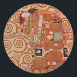 Erfüllung durch Gustav Klimt, Vintager Jugendstil Runder Aufkleber<br><div class="desc">Fulfilment (auch: The Embrace) (1909) von Gustav Klimt ist ein Vintages Viktorianisches Era Symbolismus feine Kunst Liebe und Romantik Porträtmalerei mit einem jungen Ehepaar,  das kurz davor steht,  sich zu küssen. Über den Künstler: Gustav Klimt (1862-1918) war ein österreichischer Symbolik-Maler und einer der prominentesten Mitglieder der Wiener Jugendstil-Bewegung.</div>