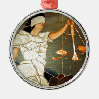 Erhabene Lady Justice im Buntglasdesign Ornament Aus Metall
