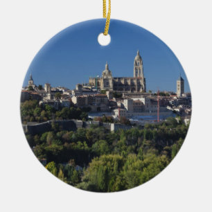 Erhabene Stadtansicht mit der Kathedrale von Segov Keramik Ornament