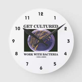 Erhalten Sie kultivierte Arbeit mit Bakterien Runde Wanduhr