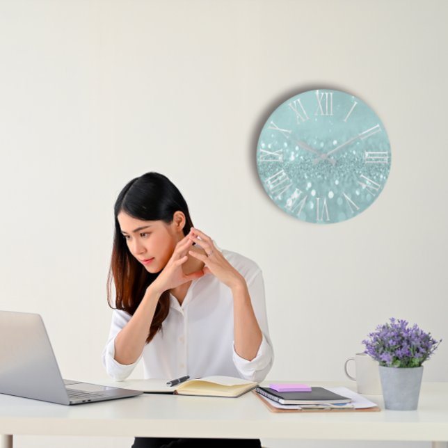 Erhöhen Sie Ihren Platz mit dem Aquamarinen Glitze Große Wanduhr (Teal Glitter Grey Metallic Silver Roman Number Large Clock)