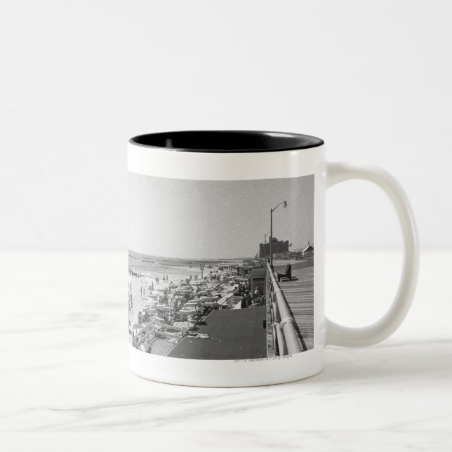 Erhöhte Ansicht der Promenade und des Strandes B&W Zweifarbige Tasse (Rechts)