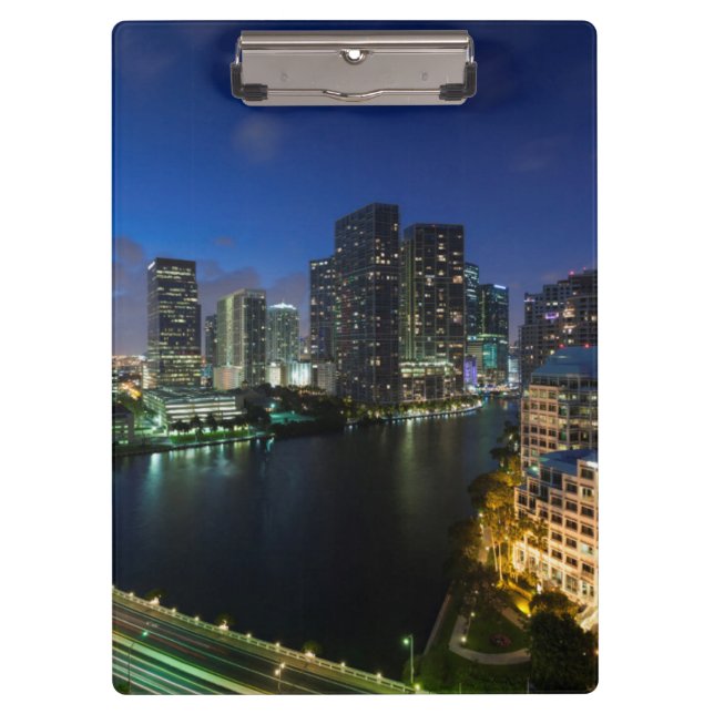 Erhöhte City-Skyline von Brickell Key Klemmbrett (Vorderseite)