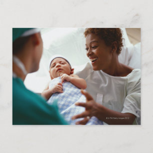 erhöhte nah-up-Ansicht eines Arztes, der eine neue Postkarte