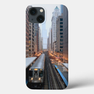 Erhöhte Schiene in im Stadtzentrum gelegenem iPhone 13 Hülle