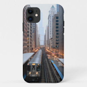 Erhöhte Schiene in im Stadtzentrum gelegenem iPhone 11 Hülle