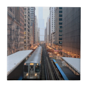 Erhöhte Schiene in im Stadtzentrum gelegenem Fliese