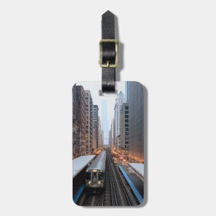 Erhöhte Schiene in im Stadtzentrum gelegenem Gepäckanhänger