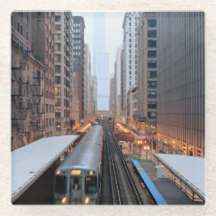 Erhöhte Schiene in im Stadtzentrum gelegenem Glasuntersetzer