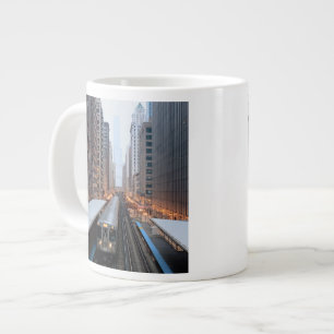 Erhöhte Schiene in im Stadtzentrum gelegenem Jumbo-Tasse