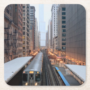 Erhöhte Schiene in im Stadtzentrum gelegenem Rechteckiger Pappuntersetzer