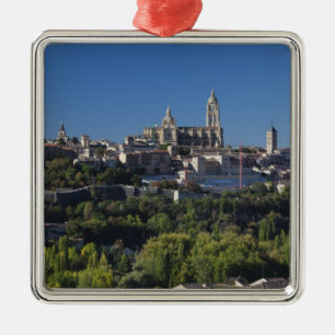 Erhöhte Stadtansicht mit der Kathedrale von Segovi Silbernes Ornament