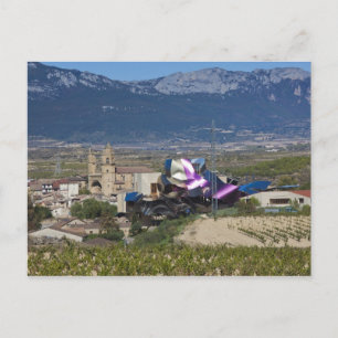 Erhöhte Stadtsicht und Hotel Marques de Riscal Postkarte