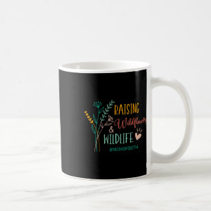 Erhöhung der Mama von Wildblumen und wild lebenden Kaffeetasse