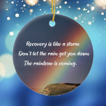 Erholung der Drogensucht Keramik Ornament<br><div class="desc">Erholung ist wie ein Sturm. Lass nicht,  dass der Regen dich runterbringt! Der Regenbogen kommt. Eine motivierend Erholung zur Drogenabhängigkeit zitiert mit einem inspirierenden Regenbogenbild auf einem schlichten Weihnachtsgeschenk.</div>