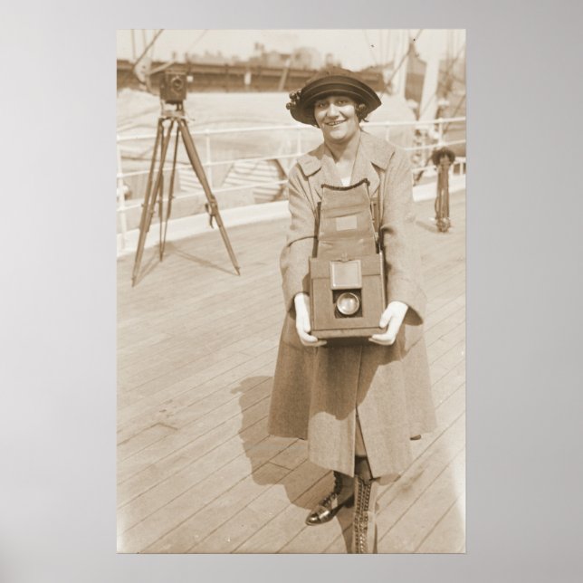 Erika Morini Holding Large Box Camera Poster (Vorne)
