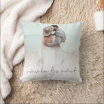 Erinnern Sie sich an das Foto-Overlay in diesem Mo Kissen<br><div class="desc">Neugierige erinnern sich an dieses Mal Foto Overlay. Ein romantisches Zitat in einem eleganten Set-Skript. Das gleiche Design ist auf der Rückseite. Ersetzen Sie einfach das Beispielbild durch Ihr eigenes.</div>