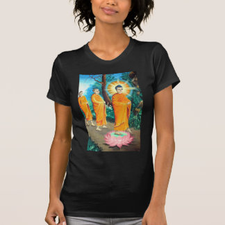 Erleuchtete Buddhisten in orangefarbenen Roben T-Shirt