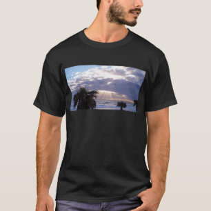 Erleuchtete Ozeane am frühen Morgen T-Shirt