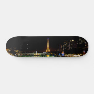 Erleuchteter Eiffelturm in Paris bei Nacht Skateboard
