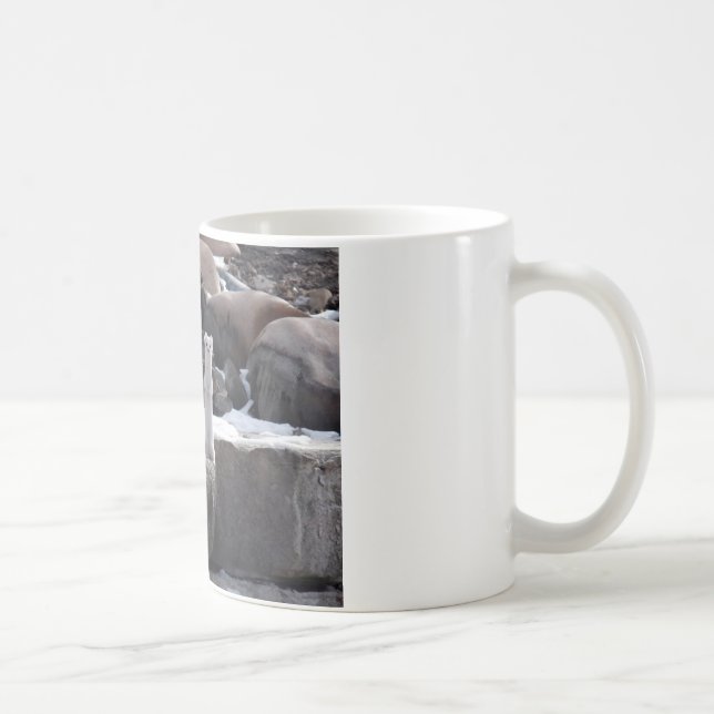 Ermine auf Snowy-Felsen Tasse (Rechts)