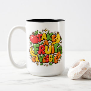 Ernährungszitat "Nimm ein Obst oder Gemüse" Zweifarbige Tasse