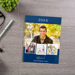 Ernennungen für das Blaue Foto 2026 Planer<br><div class="desc">Erstellen Sie Ihre eigene,  einzigartige Collage aus Foto. Verwenden Sie vier,  vier von Ihrem Lieblings-Foto. Personalisieren und ein Jahr,  Name und Text. Ein marineblauer blauer Hintergrund,  weißer Text.</div>