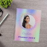 Ernennungen für lila Foto in Holografisch rosa Planer<br><div class="desc">Ein angesagter holografischer Hintergrund mit Einhorn- und Regenbogenpastellfarben in Rosa,  lila,  Minzgrün. Personalisieren und fügen Sie ein Foto,  Name und Jahr. Lila Buchstaben.</div>