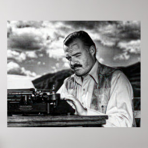 Ernest Hemingway bei seiner Schreibmaschine Poster