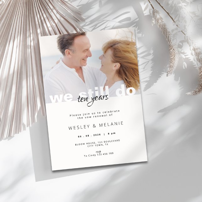 Erneuerung des Eheversprechens Einladung - Wir tun (modern 'we still do' 10th wedding anniversary invitation with photo)