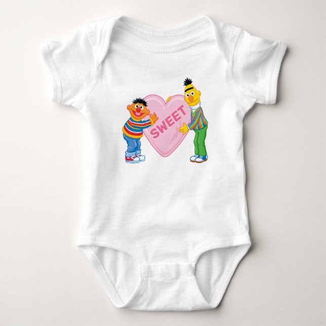 Ernie & Bert Big Valentine's Heart Baby Strampler (Vorderseite)