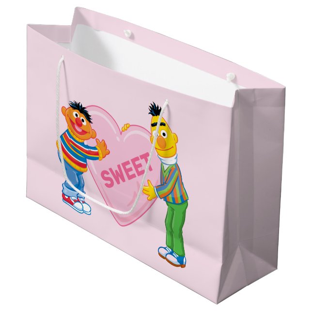 Ernie & Bert Big Valentine's Heart Große Geschenktüte (Vorderseite Schrägansicht)
