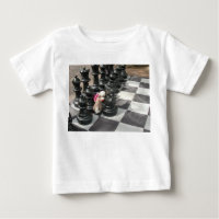 Ernie the Sock Monkey Spielen Schach kleines Shirt