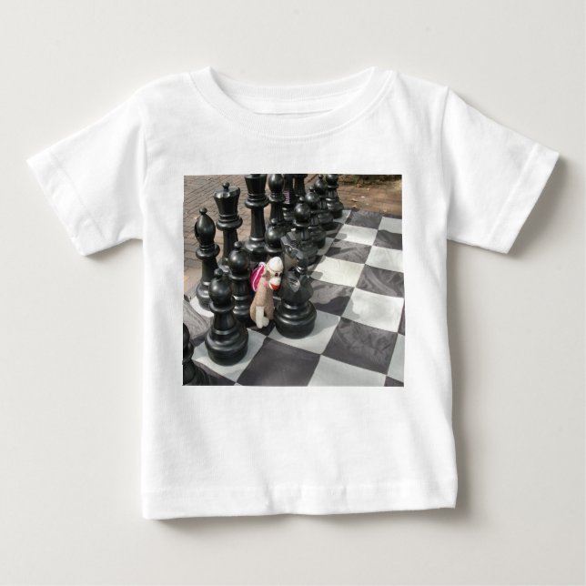 Ernie the Sock Monkey Spielen Schach kleines Shirt (Vorderseite)